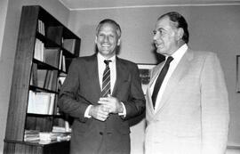 Patricio Aylwin, Presidente de la República de Chile, junto al Embajador de Estados Unidos en Chi...