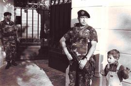 Guardias frente a los Pinochet