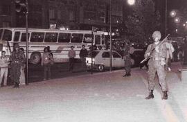 Militares en la calle, rodeados de civiles