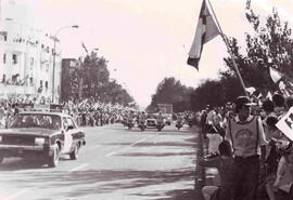 Papa Juan Pablo II, el papa móvil por calle de Santiago, mientras la gente lo espera, desde las v...