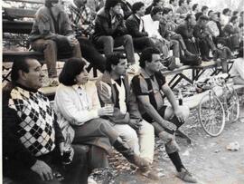 Saa, María Antonieta junto a pobladores viendo una pichanga de barrio