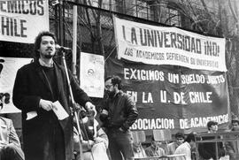 Un estudiante realiza un discurso en un acto durante el conflicto con Federici en la Universidad ...