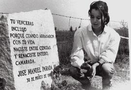 Niña, junto a un monumento levantado a Parada, José Manuel, periodista degollado