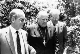 Cardenal Juan Francisco Fresno, junto a empresarios