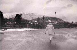 Un poblador recorre las calles un día de frio y nieve