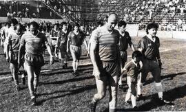 Selección chilena de futbol, entrando a la cancha, liderada por Caszely, Carlos