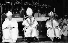 Cardenal Juan Francisco Fresno, junto al Arzobispo de Santiago, Carlos Oviedo y Monseñor Emilio T...