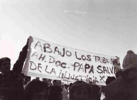 Lienzo en uno de los eventos en el que estuvo el papa que dice: Abajo los tribunales ad-hoc, Papa...