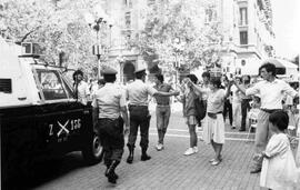 Manifestación pública por los Derechos Humanos, frente a la Vicaría de la Solidaridad: Plaza de A...