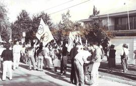 Manifestación a favor de la dictadura, afuera de la Fundación Pinochet, en la que aparecen bander...