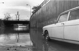 Auto detenido en puente inundado