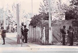 Militares en la esquina de una población, armados y con los rostros pintados