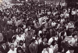 Manifestantes celebran el triunfo de la opción NO en el plebiscito del 88