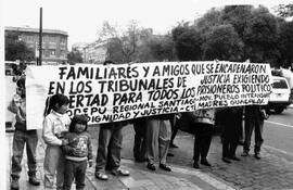 Grupo de Derechos Humanos, protestan con pancartas, exigiendo libertad para todos los Prisioneros...