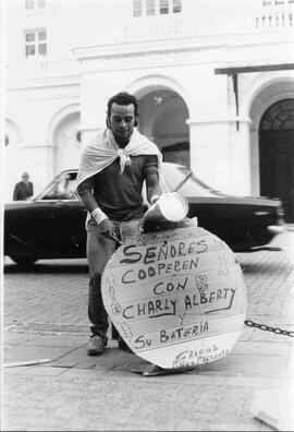 Un baterista callejero actuando