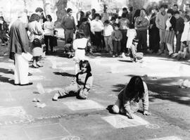 Vallenar, pequeños escolares en la plaza Ambrosio O'Higgins, en plena realización de Concurso de ...