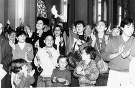 Feligreses participan de la celebración de los 80 años del Cardenal Raúl Silva Henríquez en la Ca...