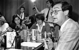 Juan Antonio Guzmán, Ministro de Educación Pública, en conferencia de prensa