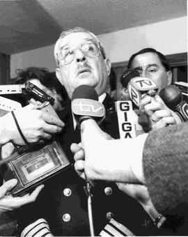 Comandante en Jefe de la Armada de Chile, José Toribio Merino, dialoga con grupo de periodistas