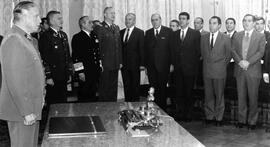 Augusto Pinochet Ugarte, presidente de la República de Chile, junto a los Comandantes en Jefe de ...