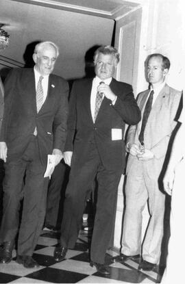 Edward Kennedy, Senador de los Estados Unidos, junto a otras autoridades