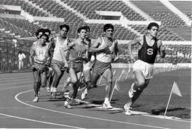 Atletas corriendo en la pista