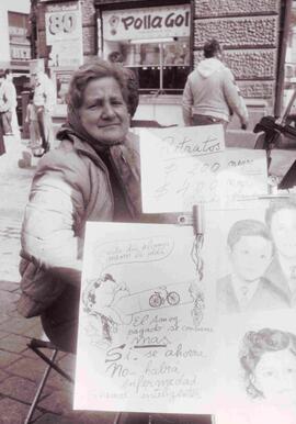 Retratista con cartel contra el cigarro: Plaza de Armas de Santiago