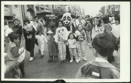 Niños con oso panda