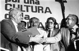 Vicario de la Solidaridad, Sergio Valech, junto a Alejandro Hales y grupo de personas, reparte pu...