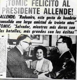 Reproducción de fotografía en periódico, del Presidente electo, Salvador Allende Gossen, siendo f...