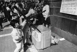 Niños con juguetes bélicos - Plaza de Armas. Día Internacional de la Paz