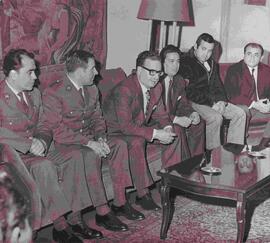 Presidente de la República de Chile, Salvador Allende Gossen recibe a grupo de carabineros y civiles