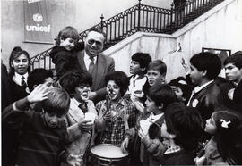 Ministro del Interior Enrique Krauss con niños en La Moneda