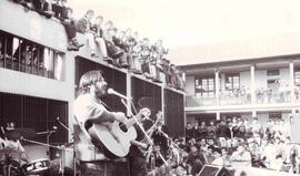 Sol y Lluvia cantando en el Liceo Lastarria