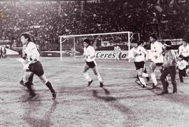 Equipo de Colo-Colo, entrando a la cancha