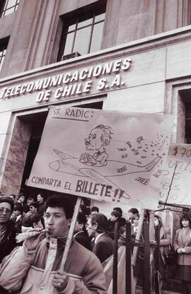 Trabajadores de las Telecomunicaciones de Chile S.A., protestando por bajos sueldos