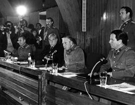 Augusto Pinochet, Comandante en Jefe del Ejército de Chile, junto al Presidente del Senado, Gabri...