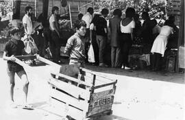 Dos niños llevando un carretón en una feria, Juan Patricio y Carlos