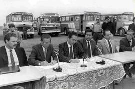 Gustavo Montero, Ministro de la Vivienda y Urbanismo, junto a dirigentes del transporte colectivo