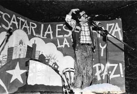 Motuda, florcita cantando en evento por la paz