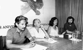 Secretaria del Partido Comunista de Chile (PS), Gladys Marín, junto a otros dirigentes de agrupac...