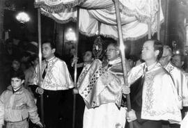 Carlos Oviedo, Arzobispo de Santiago, preside celebración de Corpus Cristi, junto a personeros de...