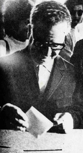 Reproducción de fotografía del ex Presidente de la República de Chile, Salvador Allende Gossen, e...