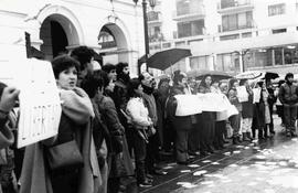 Grupo de manifestantes en apoyo a la Vicaría de la Solidaridad: Santiago