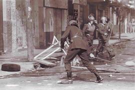 Carabineros sacando escombros de la calle, en el día del trabajador