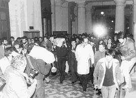 Asamblea, varias personas y la prensa saliendo de tribunales