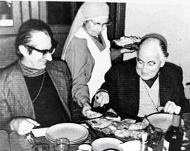 Cardenal Raúl Silva Henríquez cenando