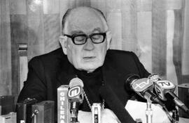 Cardenal Raúl Silva Henríquez, en conferencia de prensa