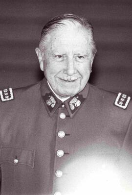 Augusto Pinochet vestido de militar (plano medio)