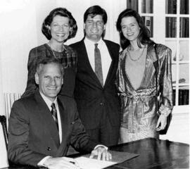 Embajador de Estados Unidos en Chile, Charles Gillespie, junto a su familia